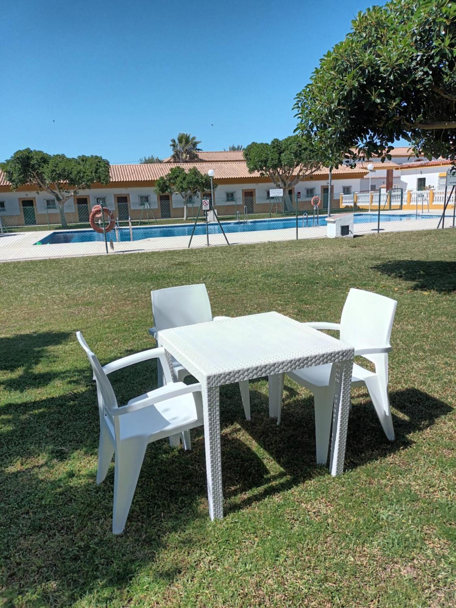 Hostal Los Mellizos Conil De La Frontera Bagian luar foto Outdoor furniture