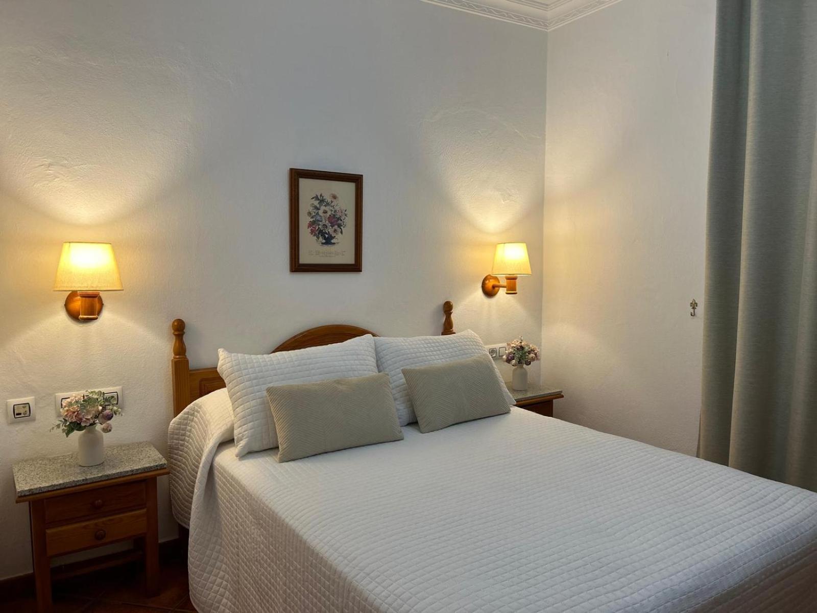 Hostal Los Mellizos Conil De La Frontera Bagian luar foto A bedroom at the hotel